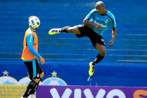 RS - FUTEBOL/GRÊMIO/TREINO - ESPORTES - O jogador Yuri Mamute durante o treino do Grêmio realizado na tarde desta sexta-feira (18), no campo principal do estádio Olímpico, em Porto Alegre. A equipe se prepara para enfrentar a equipe do Ceará, no próximo sábado (19), pela 36ª Campeonato Brasileiro.
 
Foto: WESLEY SANTOS
