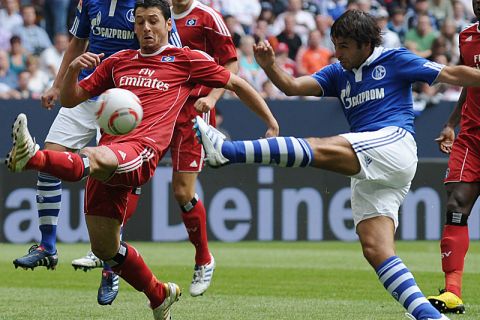 Gojko KACAR (FC Bayern Muenchen) im Zweikampf mit RAUL (FC Schalke 04)
Halbfinale 1: FC Schalke 04 - Hamburger SV .
Fussball 1.Bundesliga / LIGA total - Cup, Gelsenkichen, 31.07.2010-
Semifinale 1: FC Schalke 04 - Hamburger SV .
Football-Bundesliga / Liga total- Cup,  Gelsenkirchen, 31 July 2010-