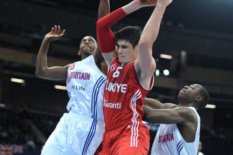 Emir Preldzic of Turkey stops Mike Lenzly (left) and  Ogooluwa Adegboye (right) of Great Britain  during the  group A qualification match during the EuroBasket2011 in Panevezys on  September 1, 2011. AFP PHOTO/JOE KLAMAR (Photo credit should read JOE KLAMAR/AFP/Getty Images)