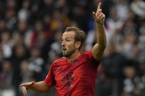 Bayern's Harry Kane gestures during the German Bundesliga soccer match between Eintracht Frankfurt and Bayern Munich in Frankfurt, Germany, Sunday, Oct. 6, 2024. (AP Photo/Michael Probst)