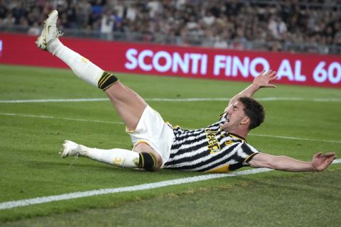 Juventus' Dusan Vlahovic reacts after falling during an action with Atalanta's Isak Hien during the Italian Cup final soccer match between Atalanta and Juventus at Rome's Olympic Stadium, Wednesday, May 15, 2024. (AP Photo/Gregorio Borgia)