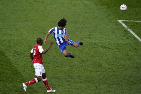 Porto's Falcao (C) scores against Braga's Paulao during their Europa League final soccer match at Lansdowne Road in Dublin May 18, 2011. REUTERS/Dylan Martinez (IRELAND - Tags: SPORT SOCCER IMAGES OF THE DAY)