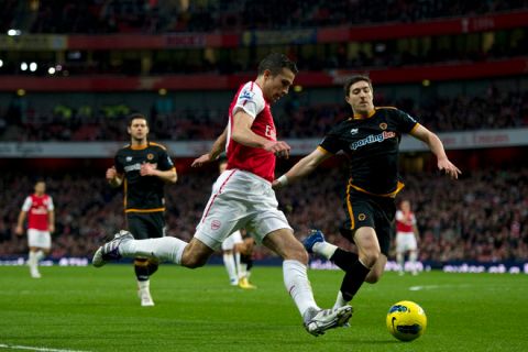 Arsenal's Dutch forward Robin van Persie (C) prepares to cross the ball in front of Wolverhampton Wanderers'  Stephen Ward (R) during the English Premier League football match at The Emirates Stadium in London on December 27, 2011. AFP PHOTO / ADRIAN DENNIS

RESTRICTED TO EDITORIAL USE. No use with unauthorized audio, video, data, fixture lists, club/league logos or live services. Online in-match use limited to 45 images, no video emulation. No use in betting, games or single club/league/player publications. (Photo credit should read ADRIAN DENNIS/AFP/Getty Images)