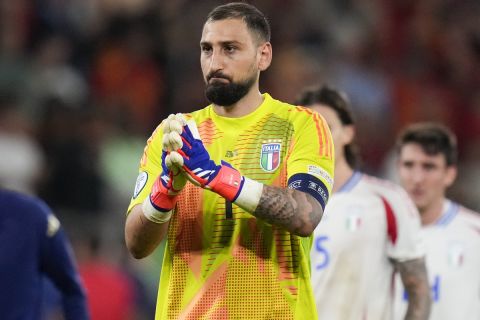 Italy's goalkeeper Gianluigi Donnarumma reacts after a 1-0 loss to Spain in a Group B match at the Euro 2024 soccer tournament in Gelsenkirchen, Germany, Thursday, June 20, 2024. (AP Photo/Alessandra Tarantino)