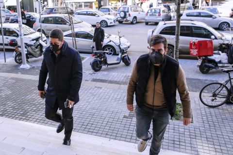 Ο διευθύνων σύμβουλος του ΠΑΟΚ, Μάκης Γκαγκάτσης, και το μέλος του ΔΣ, Κυριάκος Κυριάκος, κατά την προσέλευσή τους στην εισαγγελία Θεσσαλονίκης | Παρασκευή 4 Φεβρουαρίου 2022