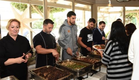 Μοίρασε φαγητό και δώρα σε άπορες οικογένειες ο Φελντέιν