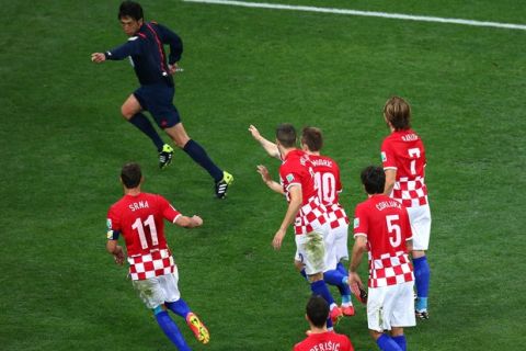 SAO PAULO, BRAZIL - JUNE 12:  Referee Yuichi Nishimura is pursued by Darijo Srna, Sime Vrsaljko, Vedran Corluka and Dejan Lovren of Croatia after awarding a penalty kick and giving Lovren a yellow card in the second half during the 2014 FIFA World Cup Brazil Group A match between Brazil and Croatia at Arena de Sao Paulo on June 12, 2014 in Sao Paulo, Brazil.  (Photo by Elsa/Getty Images)