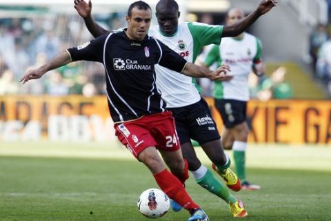 Partido de la Liga BBVA disputado entre el Racing y el Granada. En la imagen, Babacar persigue a Moisés. 

League BBVA match played between Racing and Granada. In this picture, Babacar and Moisés.