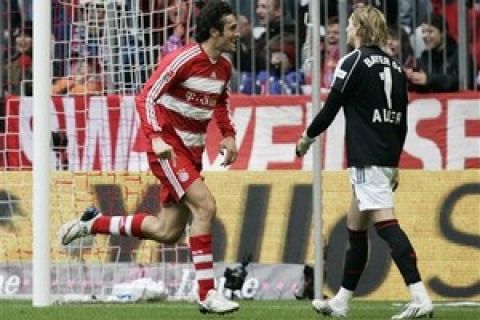 Munich's Luca Toni, left, celebrates the opening goal against  Leverkusen's goalkeeper Rene Adler during the German first division Bundesliga soccer match between FC Bayern Munich and Bayer Leverkusen in Munich, Germany, on Saturday, March 22, 2008. (AP Photo/Daniel Maurer) **Eds note German spelling of Munich is Muenchen** ** NO MOBILE USE UNTIL 2 HOURS AFTER THE MATCH, WEBSITE USERS ARE OBLIGED TO COMPLY WITH DFL-RESTRICTIONS, SEE INSTRUCTIONS FOR DETAILS ** 