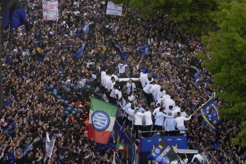 Οι φίλοι της Ίντερ πανηγυρίζουν την κατάκτηση της Serie A 2023-2024 στους δρόμους του Μιλάνου | Κυριακή 28 Απριλίου 2024