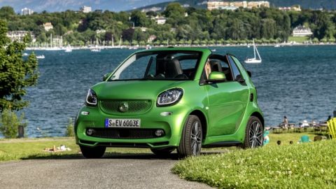 smart fortwo cabrio electric drive; tailormade, electric green;Stromverbrauch kombiniert: 13,0 kWh/100 km; CO2-Emissionen kombiniert: 0 g/km*

smart fortwo cabrio electric drive; tailormade, electric green;Electric energy consumption: 13.0 kWh/100 km; CO2 emissions, combined: 0 g/km*