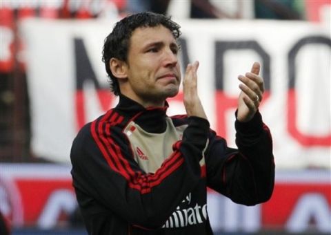 AC Milan midfielder Mark Van Bommel, of the Netherlands, waves to supporters at the end of a Serie A soccer match between AC Milan and Novara, at the San Siro stadium in Milan, Italy, Sunday, May 13, 2012. Gennaro Gattuso, Filippo Inzaghi, Alessandro Nesta, Clarence Seedorf and Mark Van Bommel have decided to leave AC Milan, signaling the end of an era. (AP Photo/Luca Bruno)