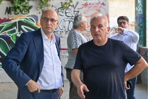 Ο Βαγγέλης Λιόλιος στην επίσκεψή του στα κλειστά γυμναστήρια της Θεσσαλονίκης