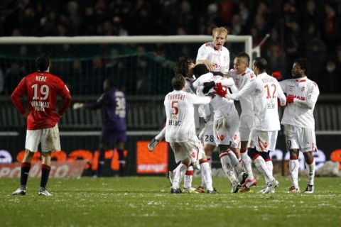 AS Monaco's players celebrate after scoring a goal against Paris St Germain in their French Ligue 1 soccer match at Parc des Princes stadium in Paris, December 18, 2010. REUTERS/Benoit Tessier (FRANCE - Tags: SPORT SOCCER)