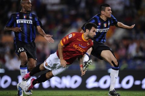 AS Roma's forward Mirko Vucinic (C) scores against Inter Milan during  their Serie A football match against  in Rome's Olympic Stadium on September 25 , 2010.  AFP PHOTO / Filippo MONTEFORTE (Photo credit should read FILIPPO MONTEFORTE/AFP/Getty Images)