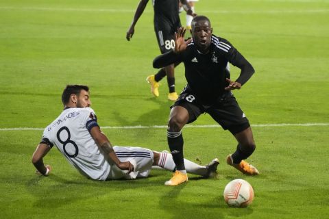 Manchester United's Bruno Fernandes, left, challenges for the ball with Sheriff's Moussa Kyabou during the Europa League, group E soccer match between Sheriff Tiraspol and Manchester United at the Zimbru stadium, in Chisinau, Moldova, Thursday, Sept. 15, 2022. (AP Photo/Sergei Grits)