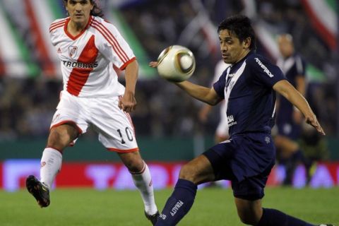 River Plate's Ariel Ortega (L) fights for the ball with Velez Sarsfield's Victor Zapata during their Argentine First Division soccer match in Buenos Aires, September 5, 2010. REUTERS/Marcos Brindicci (ARGENTINA - Tags: SPORT SOCCER)