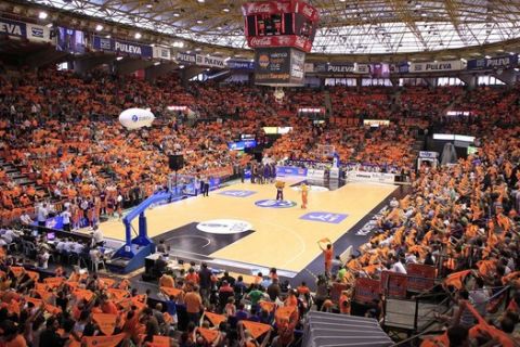 30/05/2012 El Barcelona Quiere Sentenciar En La Fonteta.

El FC Barcelona Regal afronta este viernes (20:45 horas) ante el Valencia Basket en 'La Fonteta' el que puede ser el golpe definitivo para sellar el billete a la final de la Liga Endesa en el que será el cuarto partido del 'play-off' de semifinales (2-1), un duelo en el que los de Xavi Pascual tendrán incluso la historia de su parte, mientras que los locales deberán apelar al orgullo y a la heroica para seguir vivos.

DEPORTES
ACB MEDIA
