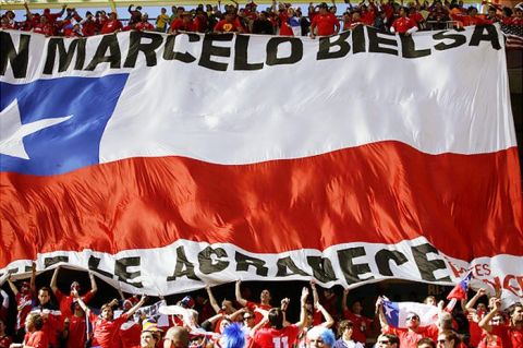 Chilean fans hold a giant Chilean flag with a message to Chile's head coach Marcelo Bielsa prior to the World Cup group H soccer match between Honduras and Chile at Mbombela Stadium in Nelspruit, South Africa, Wednesday, June 16, 2010.  (AP Photo/Ramon Espinosa)   Original Filename: South_Africa_Soccer_WCup_Honduras_Chile_WCUP504.jpg