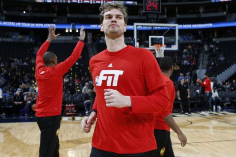 Atlanta Hawks center Tiago Splitter (11) in the first half of an NBA basketball game Monday, Jan. 25, 2016, in Denver. (AP Photo/David Zalubowski)