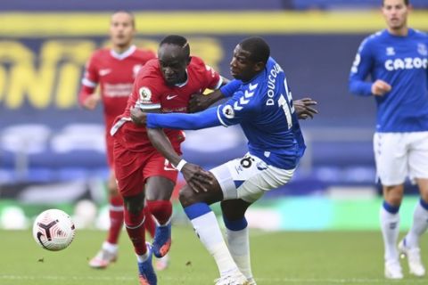 Μονομαχία Μανέ - Ντουκουρέ κατά τη διάρκεια αγώνα Έβερτον - Λίβερπουλ για την Premier League
