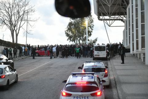 Παναθηναϊκός: Οπαδοί αποθέωσαν την αποστολή του τριφυλλιού πριν από την αναχώρηση για το ΣΕΦ