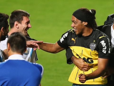 BELO HORIZONTE, BRAZIL - JUNE 11:  A fan bearing the resemblance of Ronaldinho is escorted off the field while talking to Lionel Messi of Argentina after an open trainging session ahead of the 2014 FIFA World Cup on June 11, 2014 in Belo Horizonte, Brazil.  (Photo by Ronald Martinez/Getty Images)