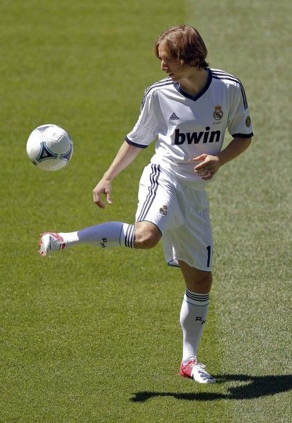 Real Madrid's new signing Luka Modric of the Croatia juggles a ball during his presentation at the Santiago Bernabeu stadium in Madrid August 27, 2012. REUTERS/Juan Medina (SPAIN - Tags: SPORT SOCCER)