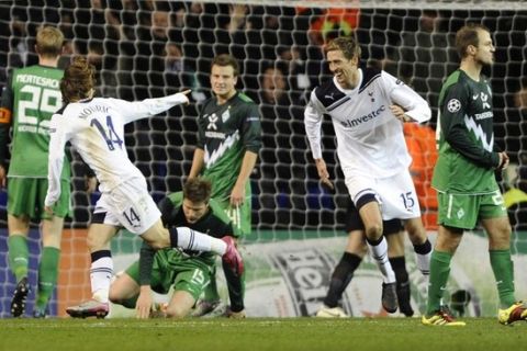 Tottenham Hotspur's Luka Modric (L) celebrates with team mate Peter Crouch after scoring a goal against Werder Bremen during their Champions League soccer match at White Hart Lane in London November 24, 2010.   REUTERS/Dylan Martinez  (BRITAIN - Tags: SPORT SOCCER)