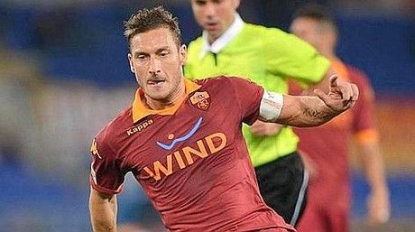 L'attaccante della Roma Francesco Totti in azione durante la partita Roma-Torino del campionato serie A allo stadio Olimpico di Roma 19 Novembre 2012
ANSA/LUCIANO ROSSI/AS ROMA