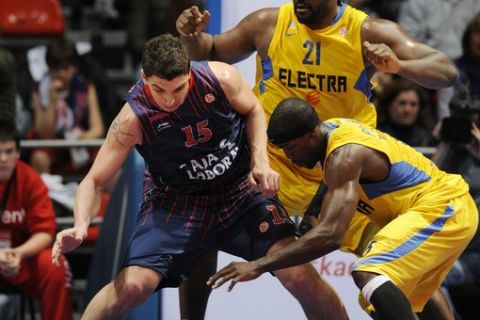 Esteban Batista of Caja Laboral (L) vies with Sofoklis Schortsanitis (C) and Doron Perkins (R) of Maccabi during the Euroleague basketball match Caja Laboral vs Maccabi on March 22, 2011 at Fernando Buesa arena, in Vitoria.    AFP PHOTO/ RAFA RIVAS (Photo credit should read RAFA RIVAS/AFP/Getty Images)