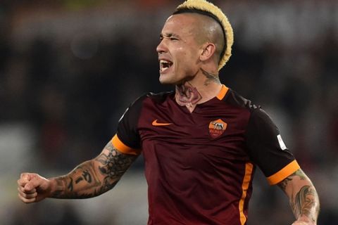 ROME, ITALY - MARCH 19:  Radja Nainggolan of AS Roma celebrates after scoring the goal 1-1 during the Serie A match between AS Roma and FC Internazionale Milano at Stadio Olimpico on March 19, 2016 in Rome, Italy.  (Photo by Giuseppe Bellini/Getty Images)