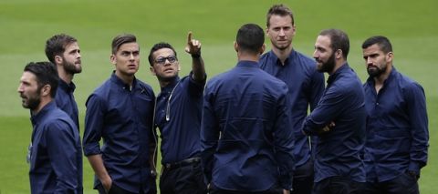 Juventus' Daniel Alves, center left, points next his teammates at the Camp Nou stadium in Barcelona, Spain, Tuesday, April 18, 2017. FC Barcelona will play against Juventus in a Champions League quarterfinal, second-leg soccer match on Wednesday .(AP Photo/Manu Fernandez)