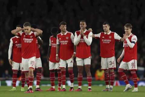 Arsenal players stand on the pitch during the penalty shootout during the Europa League round of 16, second leg, soccer match between Arsenal and Sporting CP at the Emirates stadium in London, Thursday, March 16, 2023. (AP Photo/Ian Walton)