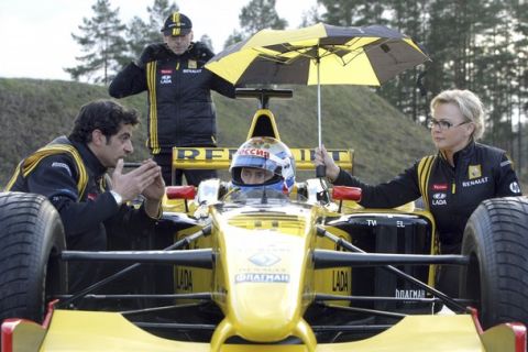 Russia's Prime Minister Vladimir Putin (C) listens to instructions from Renault Formula One team members before test driving the car at a racing track in Leningrad Region, November 7, 2010.  REUTERS/Ria Novosti/Pool/Alexei Druzhinin  (RUSSIA - Tags: SPORT MOTOR RACING POLITICS IMAGES OF THE DAY) THIS IMAGE HAS BEEN SUPPLIED BY A THIRD PARTY. IT IS DISTRIBUTED, EXACTLY AS RECEIVED BY REUTERS, AS A SERVICE TO CLIENTS