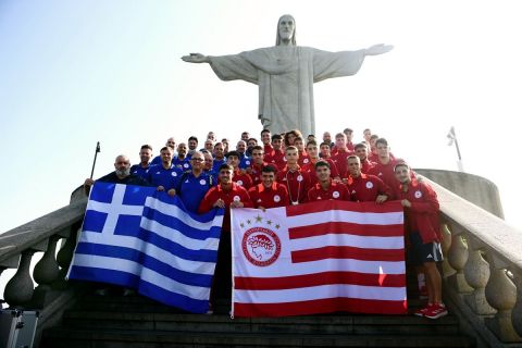 Ολυμπιακός: Η εκπληκτική φωτογραφία των Νέων με το τρόπαιο του Youth League στο άγαλμα του Χριστού στο Ρίο