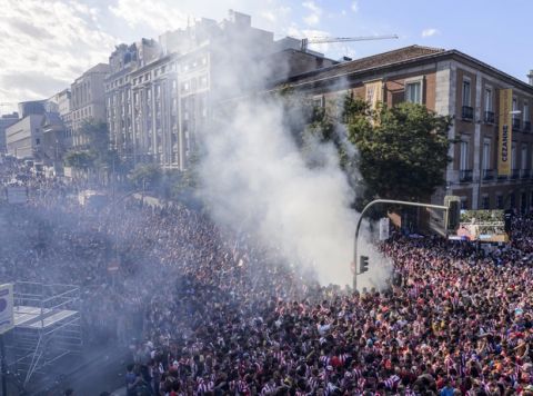 Los aficionados del Atlético esperan en la Plaza de Neptuno a los jugadores tras proclamarse campeones de Liga. 

Atlético fans wait for the players at Neptuno Square after winning the Liga BBVA.