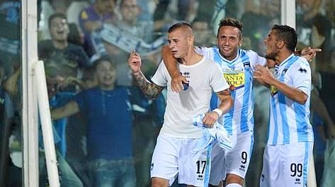 Slovak midfielder of Pescara Calcio, Vladimir Weiss (L), celebrates with his teammates after scoring the 1-0 against Us Palermo during Italian Serie A soccer match at Adriatico Stadium in Pescara, 26 September 2012. ANSA/MASSIMILIANO SCHIAZZA