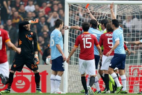 ROME, ITALY - MARCH 04:  Referee Mauro Bergonzi (C) shows a red card to Maarten Stekelenburg (L) goalkeeper of AS Roma during the Serie A match between AS Roma and SS Lazio at Stadio Olimpico on March 4, 2012 in Rome, Italy.  (Photo by Paolo Bruno/Getty Images)