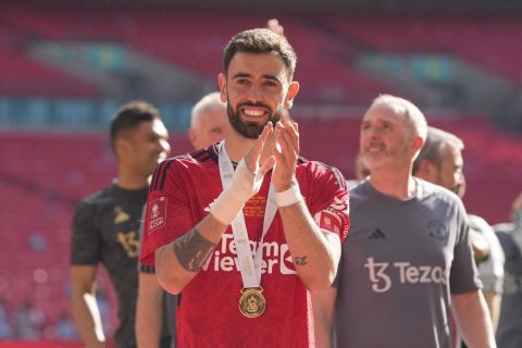 Manchester United's Bruno Fernandes applauds fans at the end of the English FA Cup final soccer match between Manchester City and Manchester United at Wembley Stadium in London, Saturday, May 25, 2024. Manchester United won 2-1. (AP Photo/Kin Cheung)