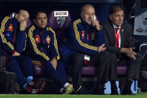 Spain's coach Vicente del Bosque (2nd R) sits on the bench during their international friendly soccer match against Venezuela at La Rosaleda stadium in Malaga February 29, 2012. REUTERS/Marcelo del Pozo (SPAIN - Tags: SPORT SOCCER)