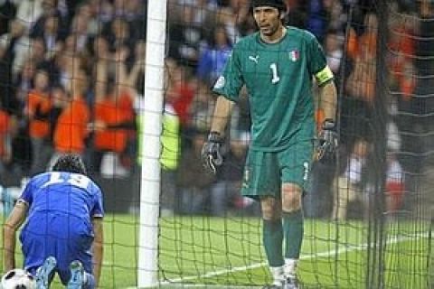 Italy's goalkeeper Gianluigi Buffon (R) and team mate Gianluca Zambrotta react after a goal scored by Netherlands'  Giovanni van Bronckhorst (not pictured) during their Group C Euro 2008 soccer match at the Stade de Suisse Stadium in Bern, June 9, 2008.     REUTERS/Jerry Lampen (SWITZERLAND) MOBILE OUT. EDITORIAL USE ONLY