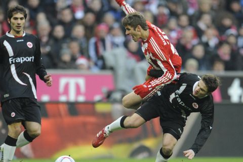 Fußball Bundesliga 14. Spieltag: FC Bayern München - Eintracht Frankfurt am Samstag (27.11.2010) in der Allianz Arena in München (Oberbayern). Thomas Müller (M) von München und Pirmin Schwegler sowie Halil Altintop (l) von Frankfurt kämpfen um den Ball. Foto: Andreas Gebert dpa/lby (ACHTUNG: Sperrfrist! Die DFL erlaubt die Weiterverwertung der Bilder im IPTV, Mobilfunk und durch sonstige neue Technologien erst zwei Stunden nach Spielende. Die Publikation und Weiterverwertung im Internet ist während des Spiels auf insgesamt sechs Bilder pro Spiel begrenzt.)