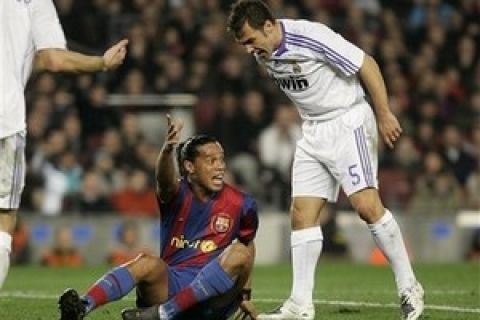 FC Barcelona's Ronaldinho, from Brazil, left, argues with Real Madrid's Fabio Cannavaro, from Italy, right, during their Spanish league soccer match at the Camp Nou stadium in Barcelona, Spain, Sunday, Dec. 23, 2007. (AP Photo/Manu Fernandez)