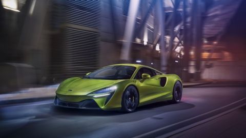 Το McLaren Artura, το υβριδικό supercar των 680 ίππων, είναι βασισμένο σε μια ολοκαίνουργια πλατφόρμα από ανθρακονήματα, με αμάξωμα από αλουμίνιο και ανθρακόνημα, ηλεκτρική αυτονομία και ηλεκτρονικό, πίσω διαφορικό.