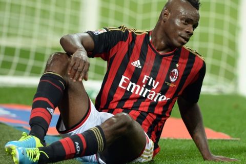 MILAN, ITALY - SEPTEMBER 22:  Mario Balotelli of AC Milan appears dejected during the Serie A match between AC Milan and SSC Napoli at San Siro Stadium on September 22, 2013 in Milan, Italy.  (Photo by Claudio Villa/Getty Images)