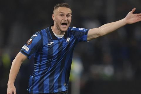 Atalanta's Teun Koopmeiners gestures during the Europa League semifinal first leg soccer match between Olympique de Marseille and Atalanta at the Velodrome stadium in Marseille, France, Thursday, May 2, 2024. (AP Photo/Daniel Cole)