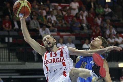 Georgia's Viktor Sanikidze, left, challenges for the ball with Ukraine's Viacheslav Kravtsov, during their EuroBasket European Basketball Championship Group D match in Klaipeda, Lithuania, Sunday Sept. 4, 2011. (AP Photo/Darko Vojinovic)