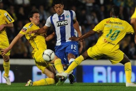 FC Porto's Givanildo 'Hulk' Souza, from Brazil, challenges Pacos Ferreira's Andre Leao, left, and Luiz Carlos, also from Brazil, in a Portuguese League soccer match at Mata Real stadium in Pacos de Ferreira, Portugal, Sunday, March 25, 2012. (AP Photo/Paulo Duarte)