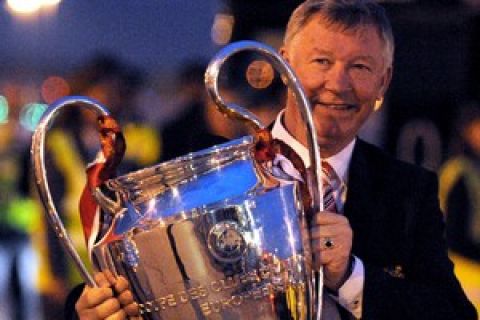 Manchester United manager Alex Ferguson holds the Campions League trophy on May 22, 2008 as he returns to Manchester Airport from Moscow after beating Chelsea on May 21 in the UEFA Champions league final, Manchester north-west England. AFP PHOTO/ANDREW YATES (Photo credit should read ANDREW YATES/AFP/Getty Images)